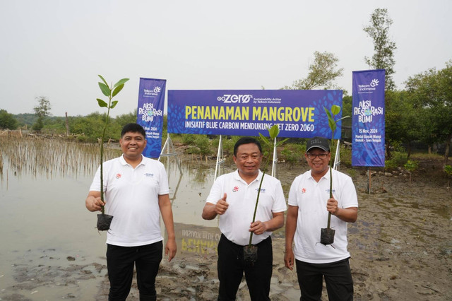 Telkom menggelar Aksi Restorasi Bumi berupa penanaman 10 ribu pohon mangrove di Pantai Istambul Glagah Wangi, Demak, Jawa Tengah. Foto: dok. Telkom