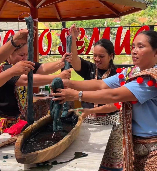 Proses pewarnaan benang tenun ikat suku Dayak Iban. Foto: Dok. Istimewa