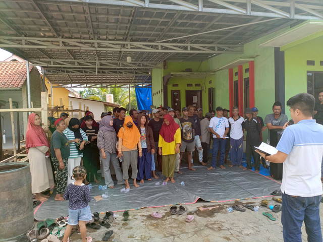 Warga di Desa Sukarayu, Labuhan Maringgai, Lampung Timur, yang menolak adanya aktivitas penambangan pasir oleh PT NJS. | Foto: Dok. LBH Bandar Lampung