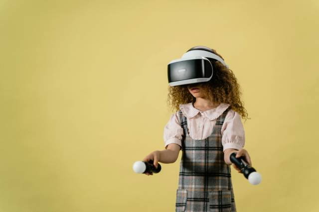 Gambar ini menunjukkan inovasi pembelajaran berbasis teknologi di sekolah dasar, di mana siswa menggunakan perangkat virtual reality untuk pengalaman belajar yang interaktif dan imersif. SC Gambar : Pexels.con