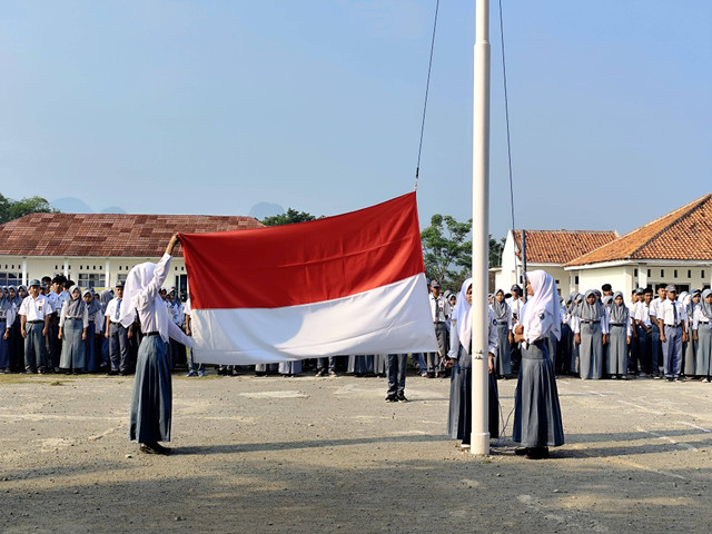 Upacara Pengibaran Bendera Hari Senin, 11 November 2024 di SMAN 1 Tegalwaru Kabupaten Karawang (Sumber: Dokumen Pribadi)