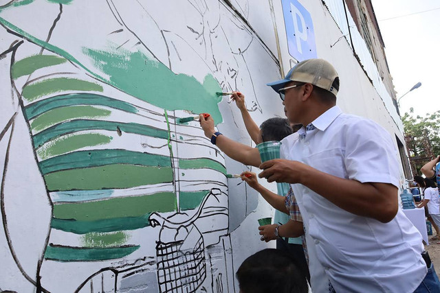 Gandeng Kedutaan Inggris, Pemkot Surabaya Percantik Kalimas Timur dengan Mural