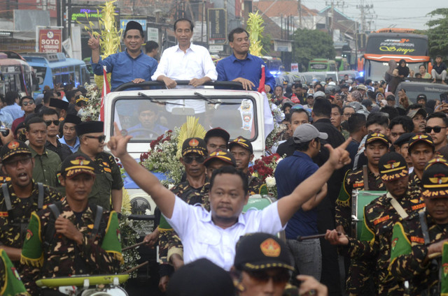 Presiden ke-7 Indonesia Jokowi didampingi Calon Gubernur dan Calon Wakil Gubernur Jawa Tengah Ahmad Luthfi- Taj Yasin menyapa pendukungnya saat pawai di Jalan Raya Tegal-Purwokerto, Kabupaten Tegal, Jawa Tengah, Sabtu (16/11/2024). Foto: Oky Lukmansyah/Antara Foto