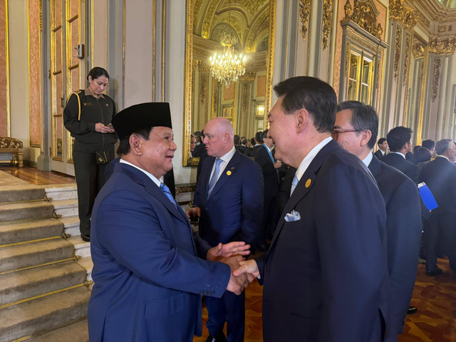 Presiden RI Prabowo Subianto berbincang dengan Xi Jinping saat menghadiri APEC Economic Gala Dinner 2024 bersama dengan para pemimpin dunia yang dihelat di Istana Kepresidenan Peru, Palacio De Gobierno, Lima, Peru, Jumat (16/11) malam. Foto: Dok: Tim Media Prabowo