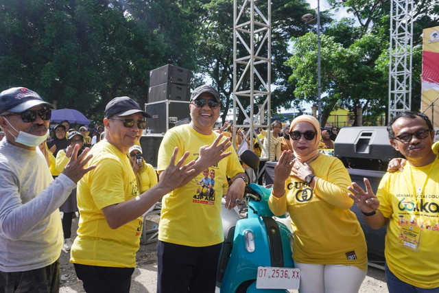 AJP saat berpose dengan warga yang hadir di HUT Golkar. Foto: Dok. Istimewa