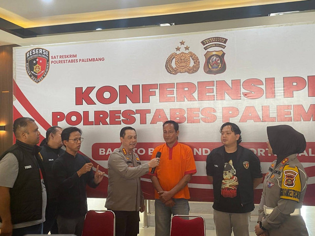 Pria yang mengaku Brimob dihadirkan saat press rilis yang digelar Polrestabes Palembang, Foto : Ist