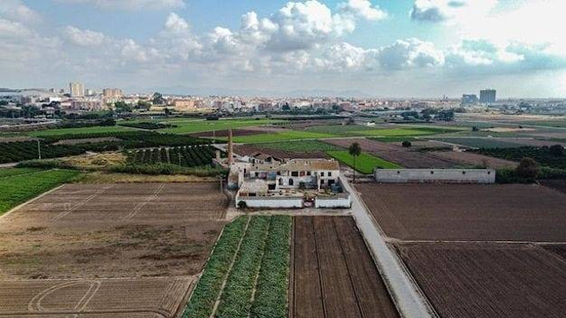 Sumber : https://www.freepik.com/premium-photo/aerial-view-fields-with-abandoned-house_22612400.htm#fromView=search&page=1&position=46&uuid=29380d69-ac25-4bbe-a8f7-b0220e932c05 