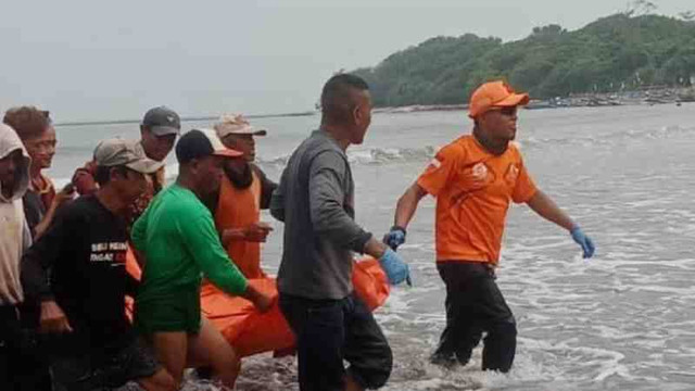 Tim SAR gabungan dibantu nelayan saat mengevakuasi jasad Kalam Ilahi (30) ke Dermaga Ujunggenteng, Kabupaten Sukabumi, Jabar pada Sabtu, (16/11/2024).  Foto: ANTARA/HO-Satpolairud Polres Sukabumi