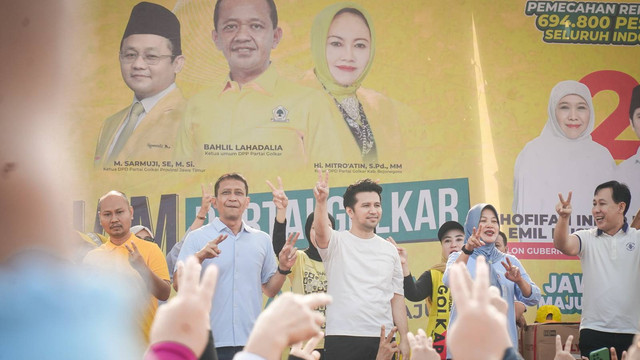 Calon Wakil Gubernur Jatim Emil Dardak dan Cabup-Cawabup Bojonegoro Wahono-Nurul, saat hadiri senam bersama Partai Golkar di lapangan Desa Mlideg, Kecamatan Kedungadem, Bojonegoro. Sabtu (16/11/2024). (Aset: Istimewa)