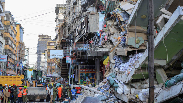 Petugas tanggap darurat berkumpul untuk operasi penyelamatan di lokasi gedung empat lantai yang runtuh di Dar es Salaam, Tanzania pada Sabtu 16 November 2024. Foto: Gidulaus Amosi / AFP