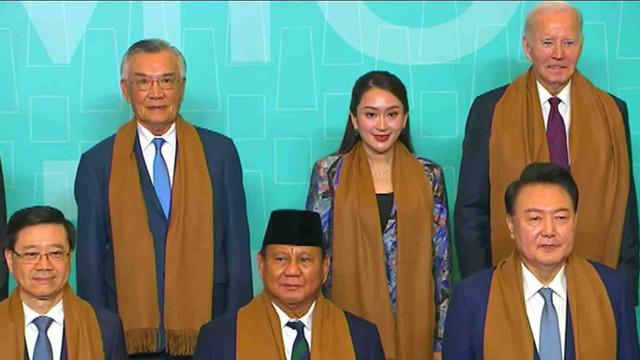 Momen presiden Prabowo Subianto berfoto bersama dengan pimpinan negara lain di penutupan APEC 2024, Lima, Peru, Sabtu (16/11).  Foto: Dok: Official APEC 2024