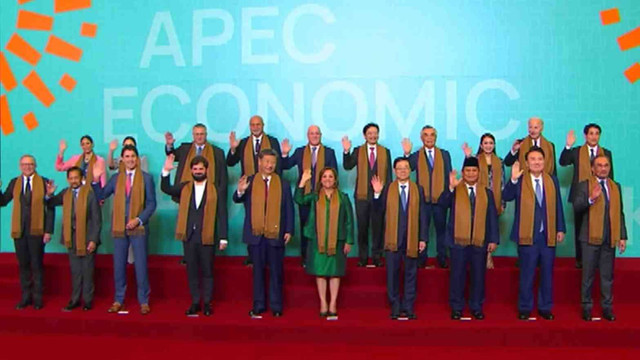 Momen presiden Prabowo Subianto berfoto bersama dengan pimpinan negara lain di penutupan APEC 2024, Lima, Peru, Sabtu (16/11).  Foto: Dok: Official APEC 2024