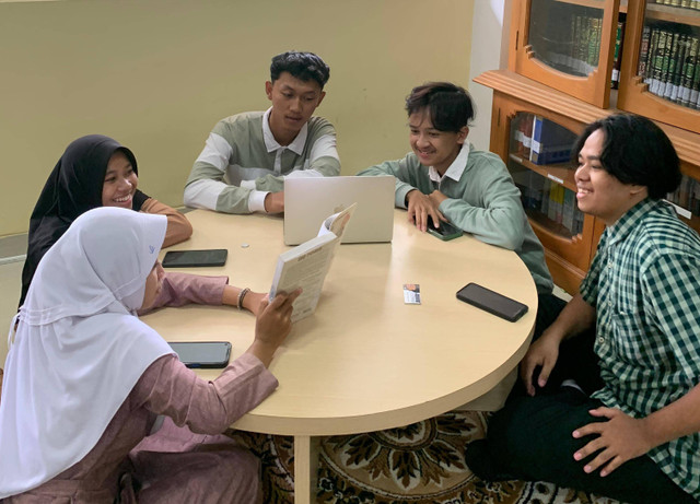 Foto: Mahasiswa UMY sedang belajar kelompok di perpustakaan pascasarjana (dok.rossy)