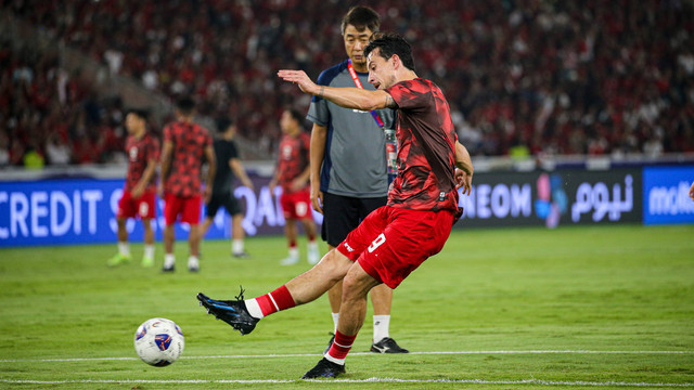 Pemain sepak bola Indonesia Thom Jan Haye menjalani pemanasan sebelum menghadapi timnas Jepang di Stadion Gelora Bung Karno (GBK),  Foto: Aditia Noviansyah/kumparan