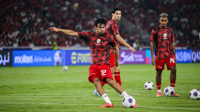 Pemain sepak bola Indonesia Calvin Verdonk menjalani pemanasan sebelum menghadapi timnas Jepang di Stadion Gelora Bung Karno (GBK),  Foto: Aditia Noviansyah/kumparan