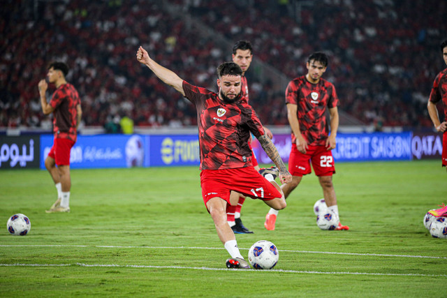 Pemain sepak bola Indonesia Calvin Verdonk menjalani pemanasan sebelum menghadapi timnas Jepang di Stadion Gelora Bung Karno (GBK),  Foto: Aditia Noviansyah/kumparan