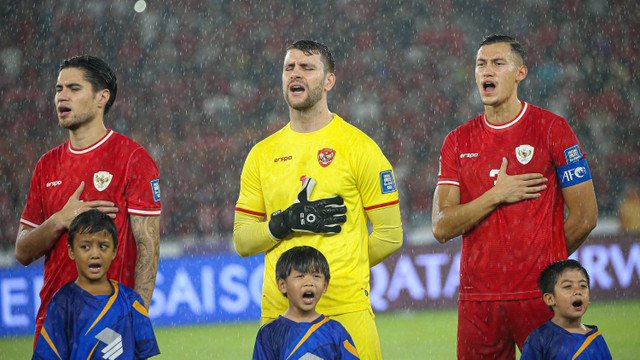 Kevin Diks, Maarten Paes, dan Jay Idzes menyanyikan lagu kebangsaan sebelum laga melawan timnas Jepang di Stadion Gelora Bung Karno, Jakarta, Jumat (17/11). Foto: Aditia Noviansyah/kumparan