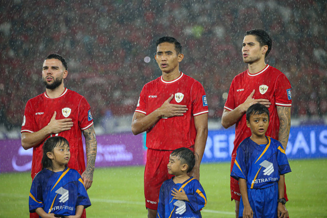 Sejumlah pemain timnas Indonesia menyanyikan lagu kebangsaan sebelum laga melawan timnas Jepang di Stadion Gelora Bung Karno, Jakarta, Jumat (17/11). Foto: Aditia Noviansyah/kumparan