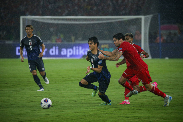 Pemain timnas Jepang, Kaoru Mitoma berusaha melewati pertahanan pemain Indonesia Kevin Diks dan Yakob Sayuri di Stadion Gelora Bung Karno (GBK), Senayan, Jakarta, Jumat (15/11). Foto: Aditia Noviansyah/kumparan