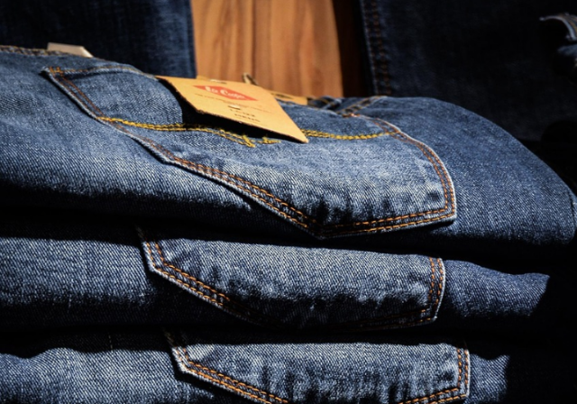 Ilustrasi cara membedakan celana jeans Levis asli dan palsu. Sumber foto: Pixabay/Myriams-Fotos