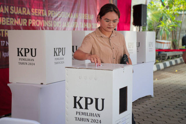 Sejumlah warga mengikuti simulasi pemilihan dan penghitungan suara Pilgub Jakarta di Kantor Kelurahan Gambir, Jakarta, Minggu (17/11/2024). Foto: Iqbal Firdaus/kumparan