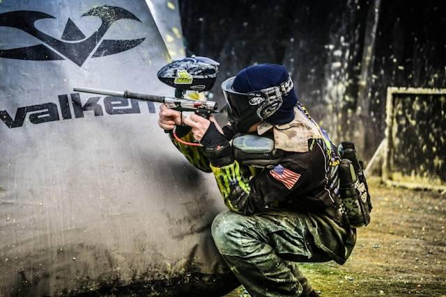 Paintball Ngrembel. Foto hanya ilustrasi, bukan tempat sebenarnya. Sumber: Unsplash/James Fitzgerald