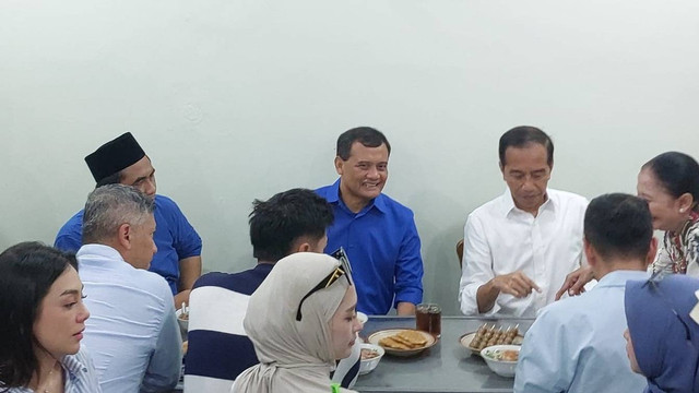 Presiden ke-7 Joko Widodo makan bareng Cagub dan Cawagub Jawa Tengah nomor urut 02 Ahmad Luthfi dan Taj Yasin di Solo, Minggu (17/11/2024). Foto: kumparan