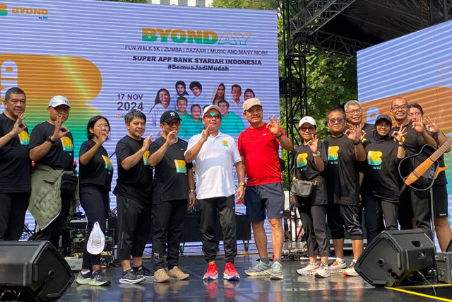 PT Bank Syariah Indonesia Tbk (BSI) menggelar acara fun walk Car Free Day, pada Minggu (17/11/2024). Foto: Muhammad Fhandra Hardiyon/kumparan