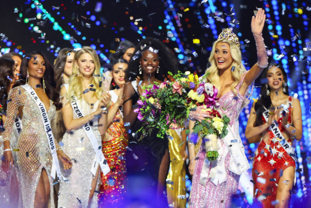 Miss Denmark Victoria Kjaer Theilvig saat dinobatkan sebagai Miss Universe dalam kontes kecantikan Miss Universe ke-73 di Mexico City, Meksiko, Sabtu (16/11/2024). Foto: Raquel Cunha/REUTERS