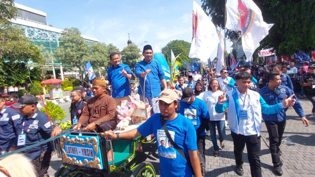 Cagub dan Cawagub Jawa Tengah nomor utu 02 Ahmad Luthfi dan Taj Yasin kampanye di Solo, Jawa Tengah, Minggu (17/11/2024). Foto: kumparan