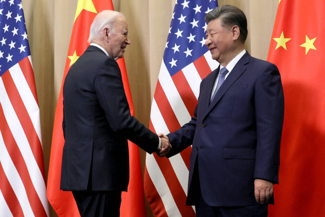 Presiden AS Joe Biden berjabat tangan dengan Presiden China Xi Jinping di sela-sela KTT APEC di Lima, Peru, Sabtu (16/11/2024). Foto: Leah Millis/REUTERS 