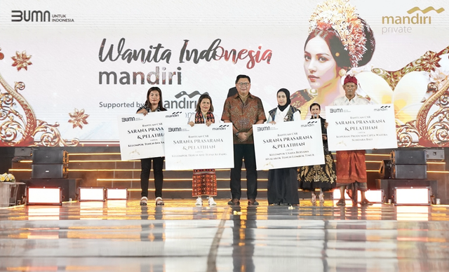 Direktur Umum Bank Mandiri Darmawan Junaidi (tengah) menyerahkan dukungan pengembangan industri kreatif kelompok tenun tradisional Bali, Lombok, dan Kupang. Foto: Dok. Bank Mandiri