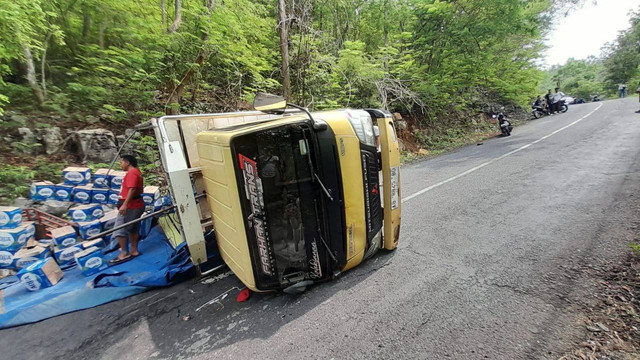 Kondisi truk yang membawa muatan air mineral terjungkal di Jalan Kaliurang, Dlingo, Bantul, Daerah Istimewa Yogyakarta (DIY) Sabtu (16/11/2024)Foto: Polres Bantul