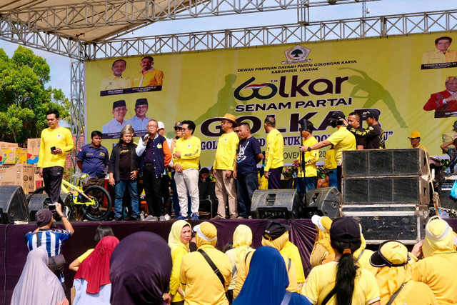 Calon Gubernur Kalbar nomor urut 1, Sutarmidji saat hadir menyapa warga di HUT ke-60 Partai Golkar di Kabupaten Landak. Foto: Tim Media Midji-Didi