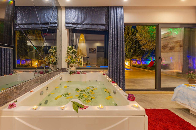 Hotel dengan Jacuzzi Pribadi, Foto Hanya Ilustrasi, Bukan Gambar Sebenarnya, Sumber Foto: Pexels/Ahmet