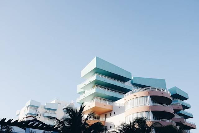 Hotel dekat Stadion Gajayana. Foto hanyalah ilustrasi, bukan tempat sebenarnya. Sumber: unsplash/Nichlas Andersen.