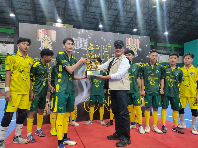 Didi Haryono saat menyerahkan piala kepada tim futsal pemenang turnamen  'Pangsuma Mujahidin Cup'. Foto: Dok. Tim Media Midji-Didi