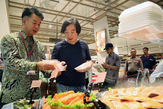 Director Pakuwon Group Eiffel Tedja (kiri) dan Presiden Direktur PT AEON Indonesia Takahiro Osugi. Foto: AEON