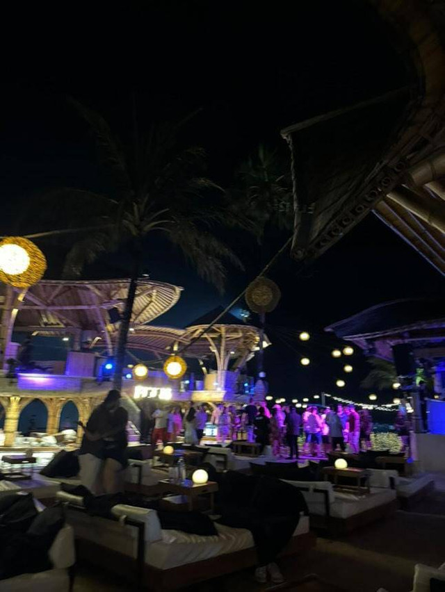 Suasana malam hari di Finns Beach Club Bali. Foto: Dokumen Pribadi.