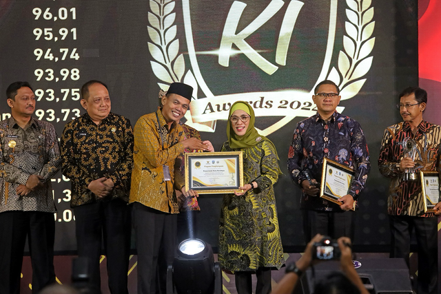 PJs Wali Kota Restu Novi menerima penghargaan Badan Publik Informatif Kategori Pemerintah Kabupaten/Kota dari Ketua KI Provinsi Jatim, Edi Purwanto pada KI Jatim Awards 2024 di Grand Swiss-Belhotel, Jalan Darmo, Surabaya. Foto: Dok. Istimewa