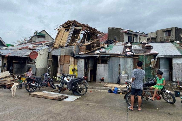 Pohon dan bangunan rusak akibat Topan Super Man-Yi di provinsi Catanduanes, Filipina, Minggu (17/11/2024). Foto: Philippine Red Cross/via REUTERS