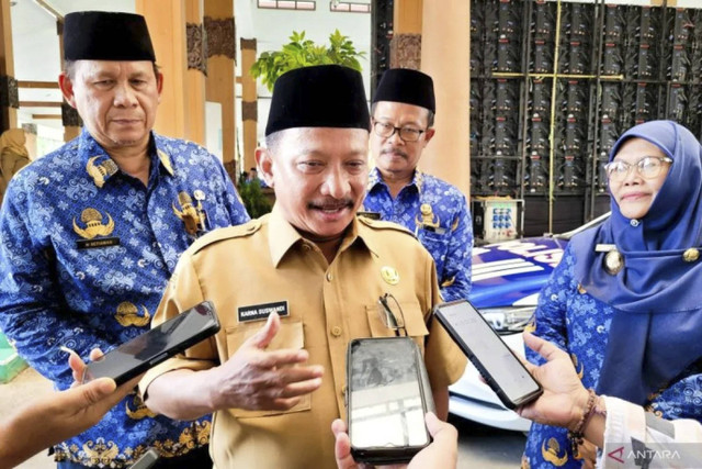 Bupati Situbondo Karna Suswandi didampingi Wabup Khoirani dan Sekda serta Kepala BKPSDM memberikan keterangan kepada wartawan di Situbondo, Selasa (9/1/2024). Foto: Novi Husdinariyanto/Antara