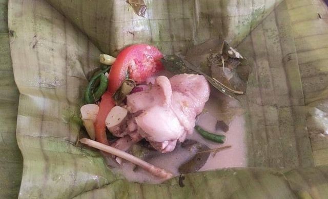 Foto garang asem dalam bungkus daun pisang yang menggugah selera. (Foto diambil langsung oleh penulis)