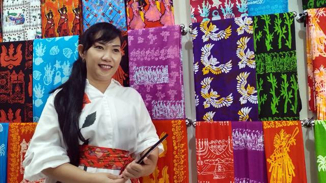 Miracle Paat, seorang ibu rumah tangga yang berhasil mengenalkan budaya Sulawesi Utara lewat motif batik yang diciptakannya.