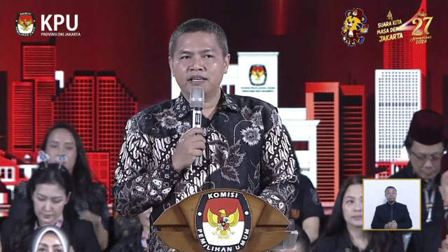 Ketua KPU DKI Jakarta Wahyu Dinata menyampaikan sambutan pada debat ketiga Pilgub DKI Jakarta 2024 di Hotel Sultan, Jakarta, Minggu (17/11/2024). Foto: YouTube/ KPU PROVINSI DKI JAKARTA 