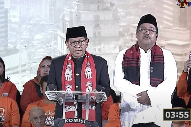 Pasangan Calon Gubernur dan Wakil Gubernur DKI Jakarta nomor urut 3 Pramono Anung dan Rano Karno menyampaikan visi misi saat mengikuti debat ketiga Pilgub Jakarta 2024 di Hotel Sultan, Jakarta, Minggu (17/11/2024). Foto: YouTube/ KPU PROVINSI DKI JAKARTA 