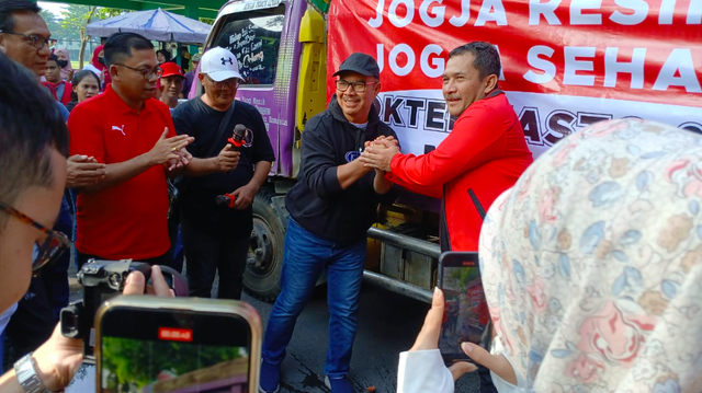 Calon Walikota Kota Yogya, Hasto Wardoyo, bersalaman dengan Ketua DPC PDIP Kota Yogya, Eko Suwanto, sesaat sebelum dimulainya kampanye akbar gerakan resik-resik sampah. Foto: Dok. Istimewa