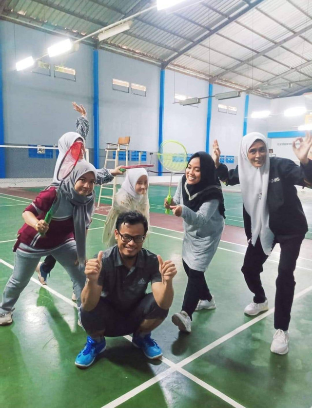 Latihan bulutangkis bersama guru SDI As Sakinah