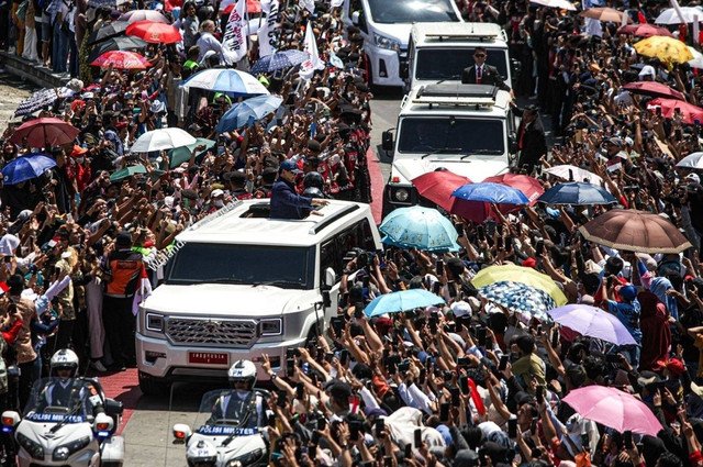 https://www.shutterstock.com/image-photo/jakarta-indonesiaoctober-2024-president-prabowo-greets-2533345011