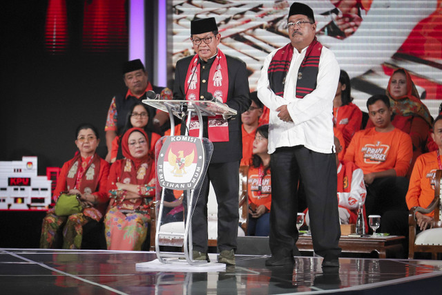 Pasangan Calon Gubernur dan Wakil Gubernur DKI Jakarta nomor urut 3 Pramono Anung dan Rano Karno menyampaikan visi misi saat mengikuti debat ketiga Pilgub Jakarta 2024 di Hotel Sultan, Jakarta, Minggu (17/11/2024). Foto: Iqbal Firdaus/kumparan